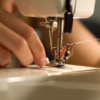 Die Kostümbildner der NVBG in Geesthacht geben den Schauspielern den letzten Schliff und freuen sich über Unterstützung von neuen Teammitgliedern