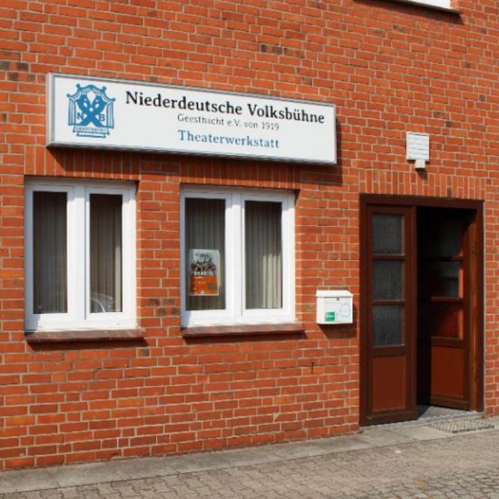 NVBG Die Theaterwerkstatt der Niederdeutschen Volksbühne in Geesthacht hinter dem Krügerischen Haus ist Probenraum, Werkstatt und Austragungsort der gemütlichen Schummerstünn