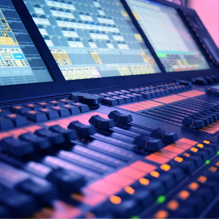 Der NVBG Inspizient der Niederdeutschen Volksbühne sorgt für die Technik wie Beleuchtung und Vorhang hinter der Bühne.