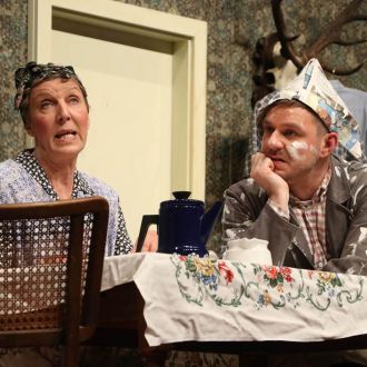 Die Schauspieler der NVBG bringen Humor up Platt auf die Theaterbühne und sorgen für einen kurzweiligen Theaterabend in Geesthacht